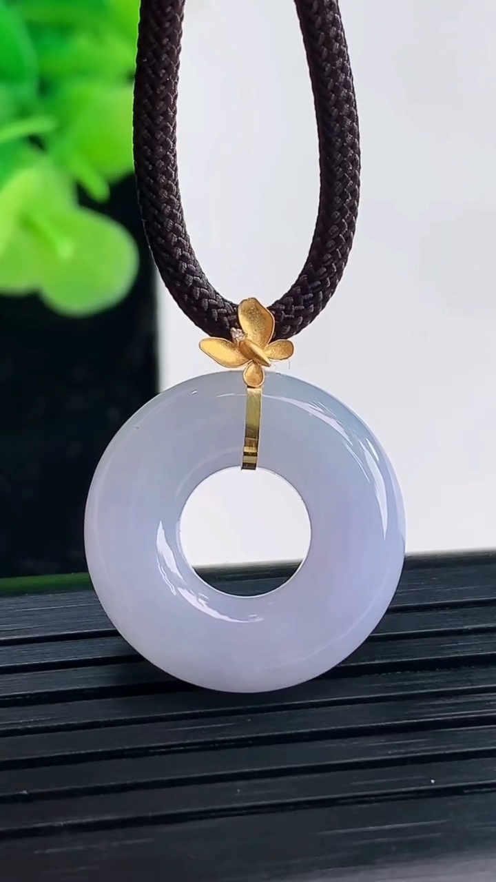 天然A货翡翠18K金紫罗兰平安环吊坠尺寸20.2-5.5重量:4.27g
4月19日