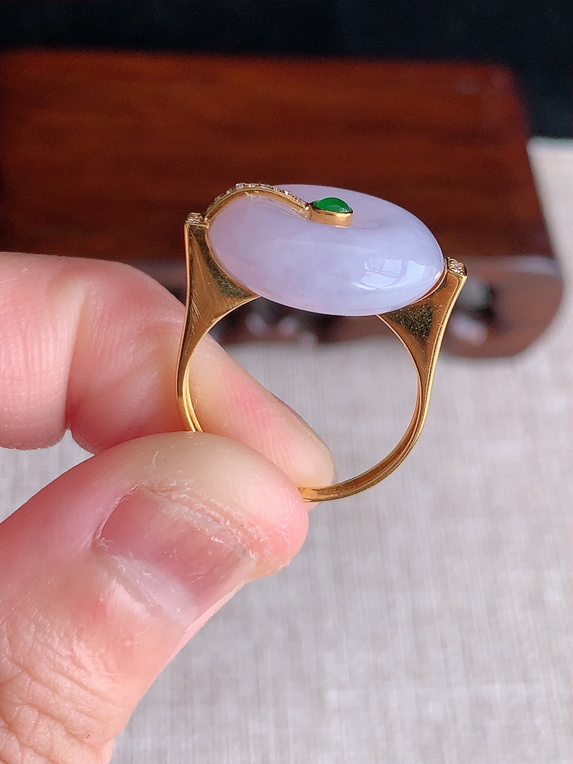 天然A货翡翠18K金镶嵌紫罗兰平安扣戒指 圈口17裸石
尺寸16-5.4mm 重量4.25g 041