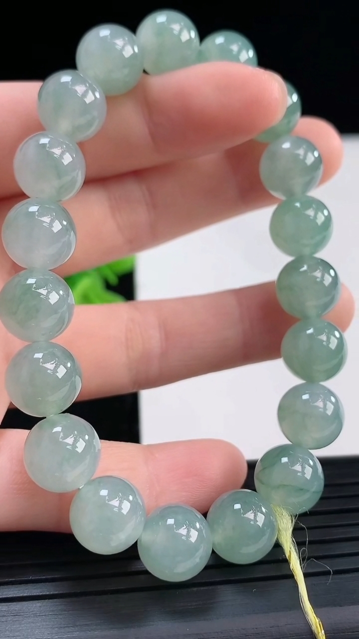 天然A货翡翠飘花圆珠手串尺寸10.1-19颗重量:34.51g4月19日
工厂直销收藏佳品,种好水足，色泽均匀，有种有色，上手高大气！