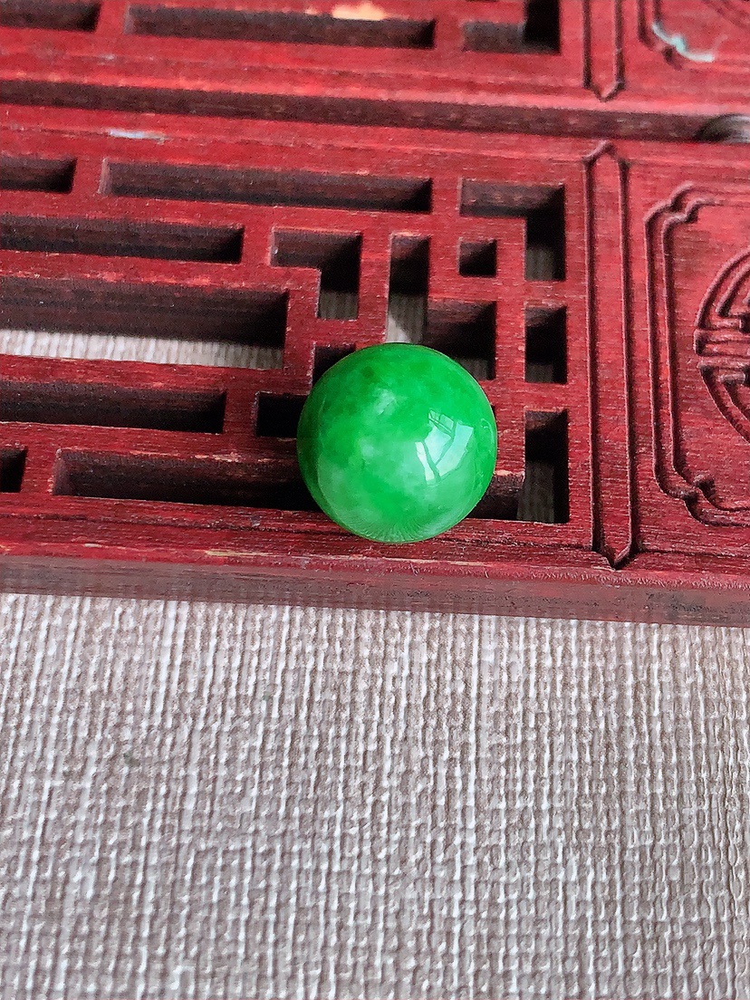 天然A货翡翠满绿阳绿圆珠转运珠吊坠  
尺寸11.3mm 重量2.58g 0418