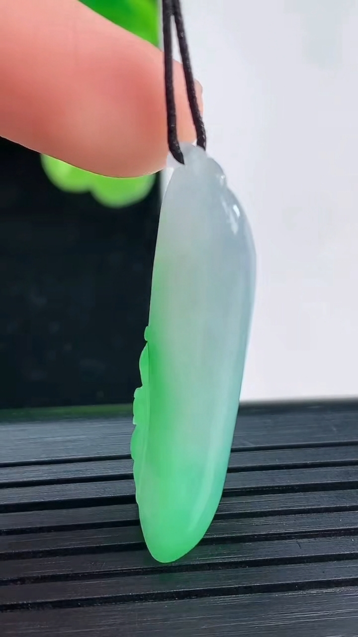 天然A货翡翠福瓜吊坠尺寸36.6-13.4-7.1重量:7.77g
4月19日