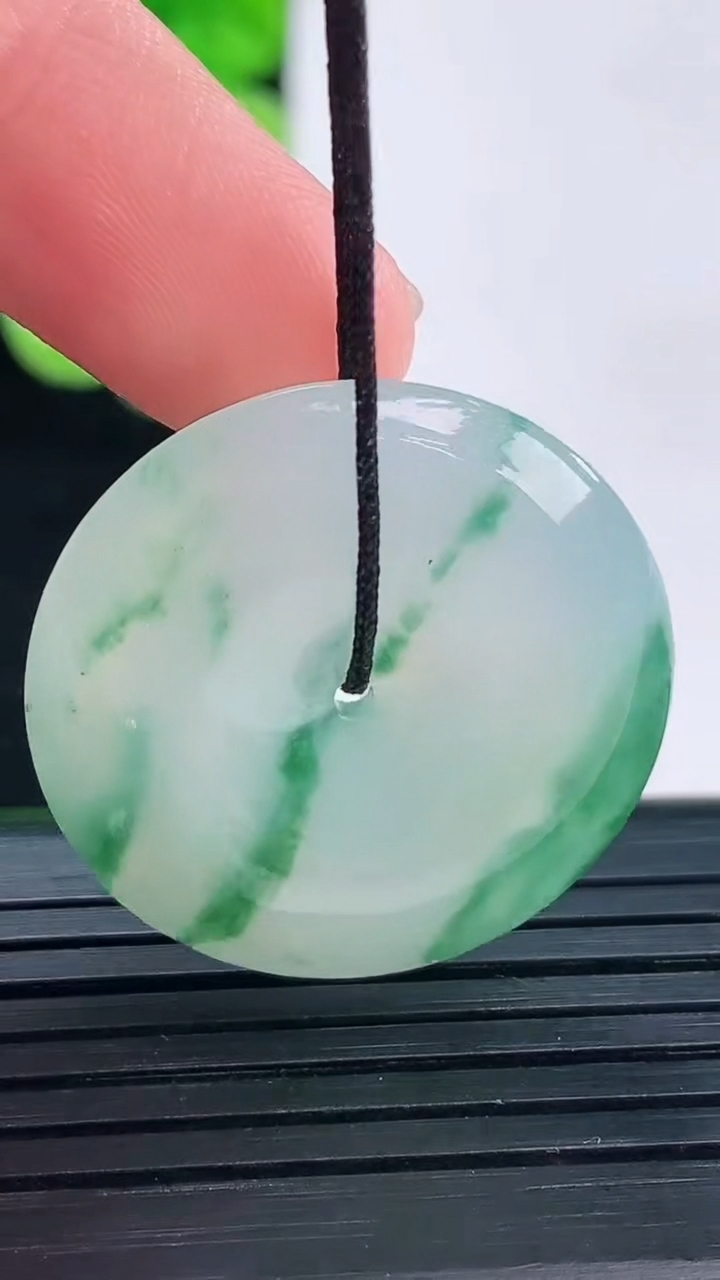 天然A货翡翠冰种飘花平安扣吊坠尺寸25.9-5.8重量:7.94g
4月19日