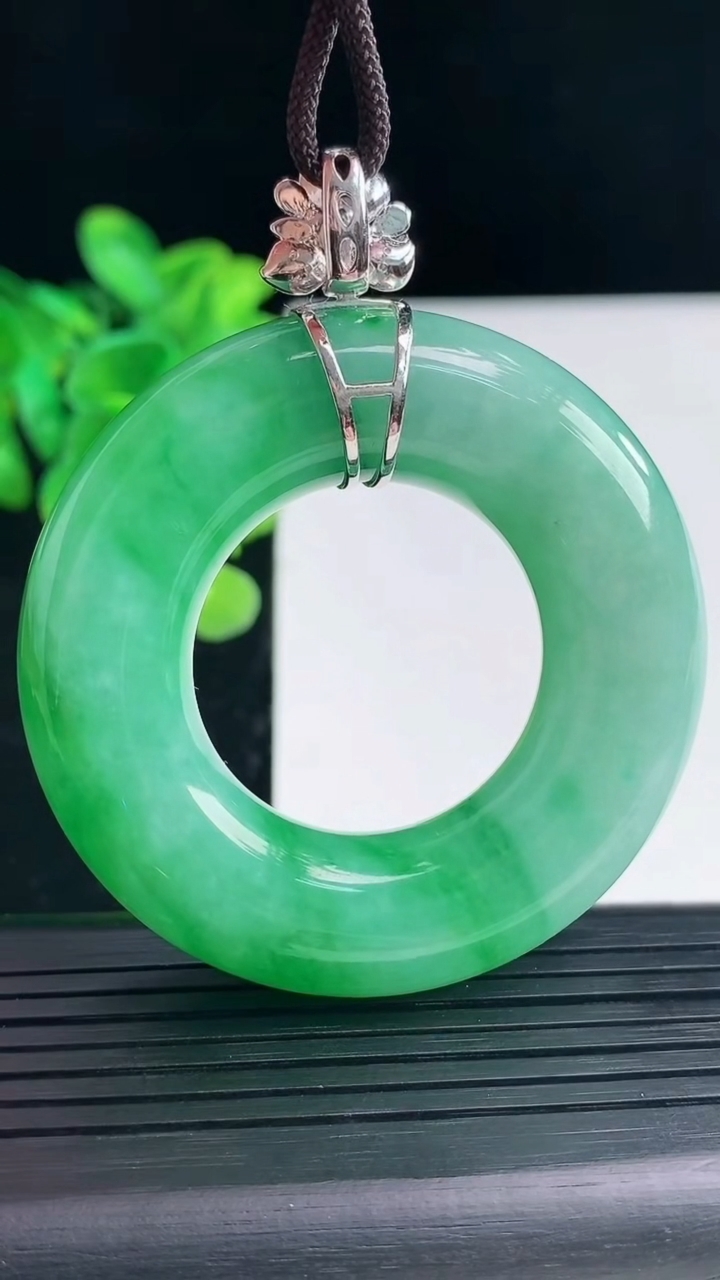 天然A货翡翠平安环吊坠尺寸54-12.2重量:59.40g
4月19日