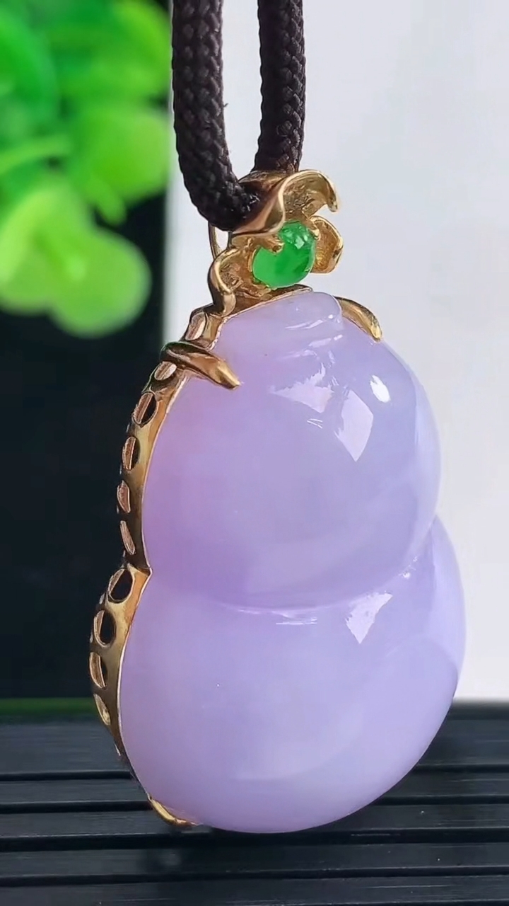 天然A货翡翠18K金紫罗兰葫芦吊坠尺寸38.6-23.8-13重量:16.39g
4月19日
