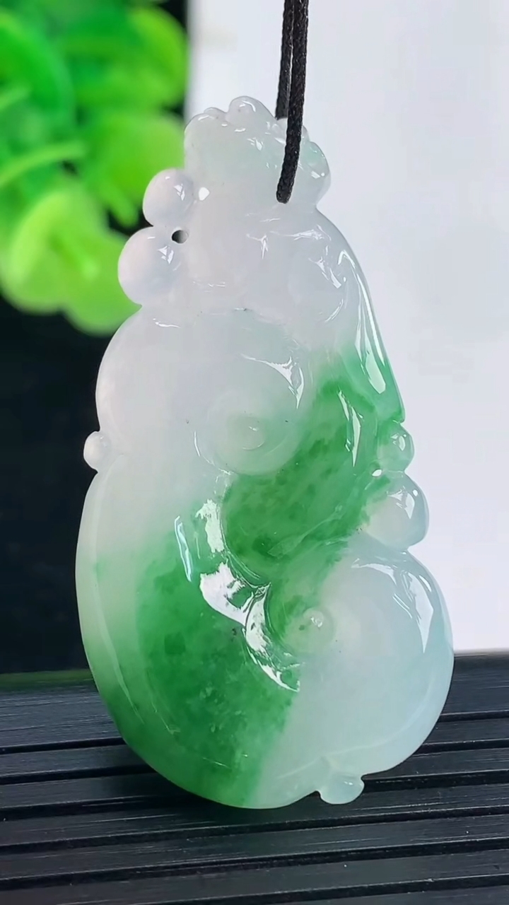 天然A货翡翠如意吊坠尺寸44.2-22.4-6.3重量:11.09g
4月19日