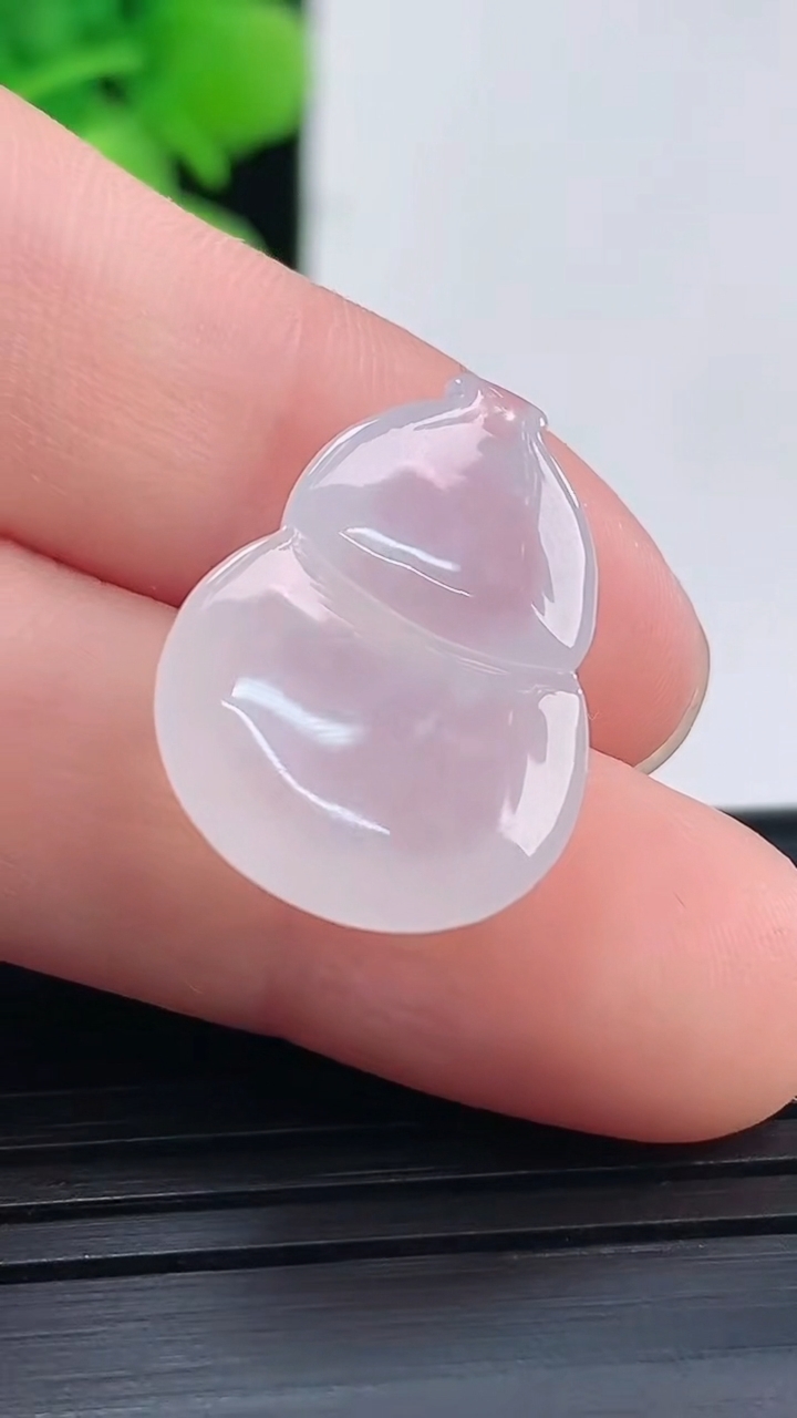 天然A货翡翠葫芦镶嵌件尺寸20-15.2-6.1重量:3.24g
4月19日