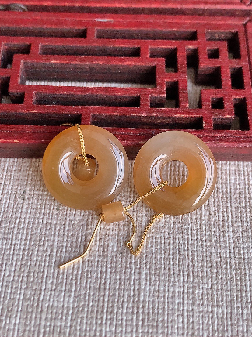 天然A货翡翠18K金镶嵌红翡平安环耳坠 
尺寸15.8-3.2mm 重量3.63g 0418