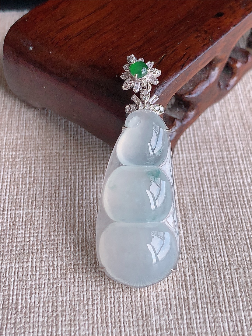 天然A货翡翠18K金伴钻镶嵌飘花四季豆福豆平安豆吊坠 
尺寸45.8-34-16-8mm 重量6.64g 0418