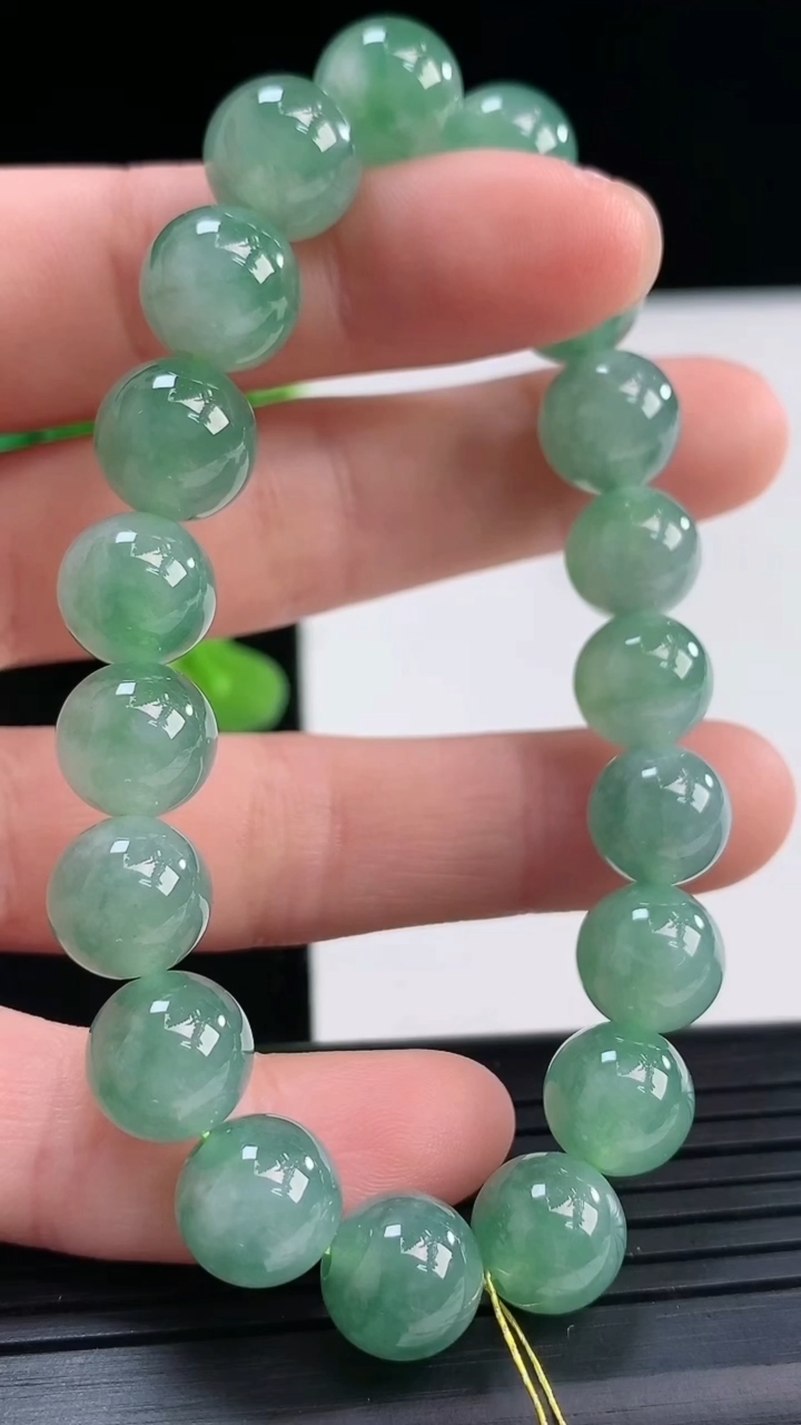 天然A货翡翠圆珠手串尺寸10-19颗重量:30.11g4月19日
工厂直销收藏佳品,种好水足，色泽均