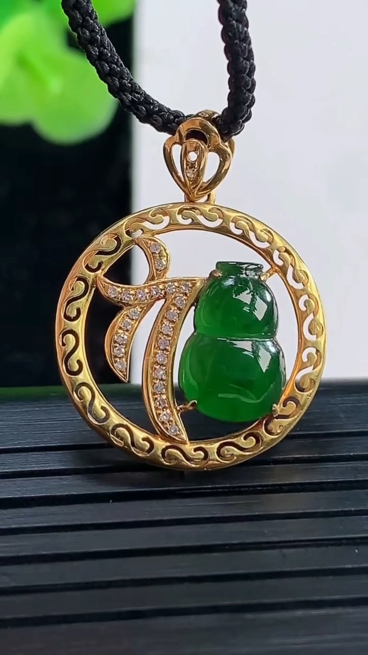 天然A货翡翠葫芦吊坠尺寸19.6-6.5裸石11.3-7.7重量:2.18g
4月19日