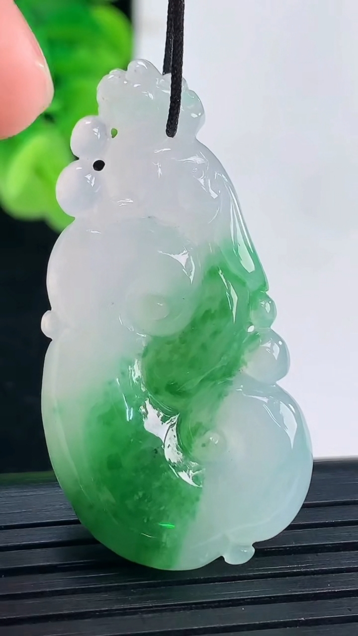 天然A货翡翠如意吊坠尺寸44.2-22.4-6.3重量:11.09g
4月19日