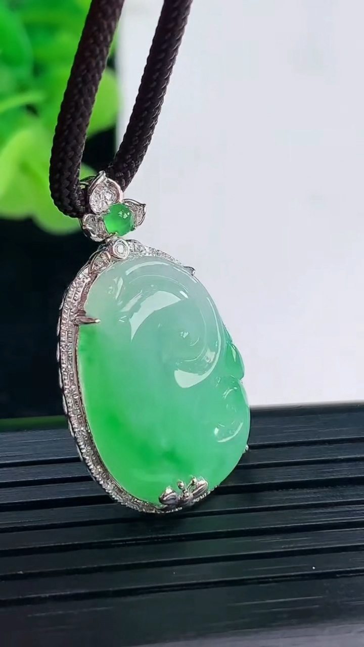 天然A货翡翠如意吊坠尺寸29.8-18.1-6裸石21.4-15.9重量:3.98g
4月19日