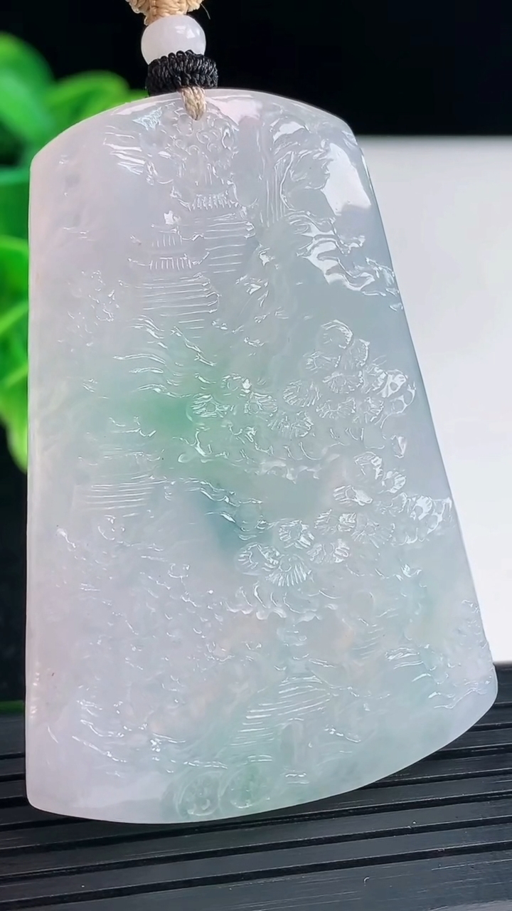 天然A货翡翠山水牌吊坠尺寸57.6-40.6-5.2重量:29.03g
4月19日