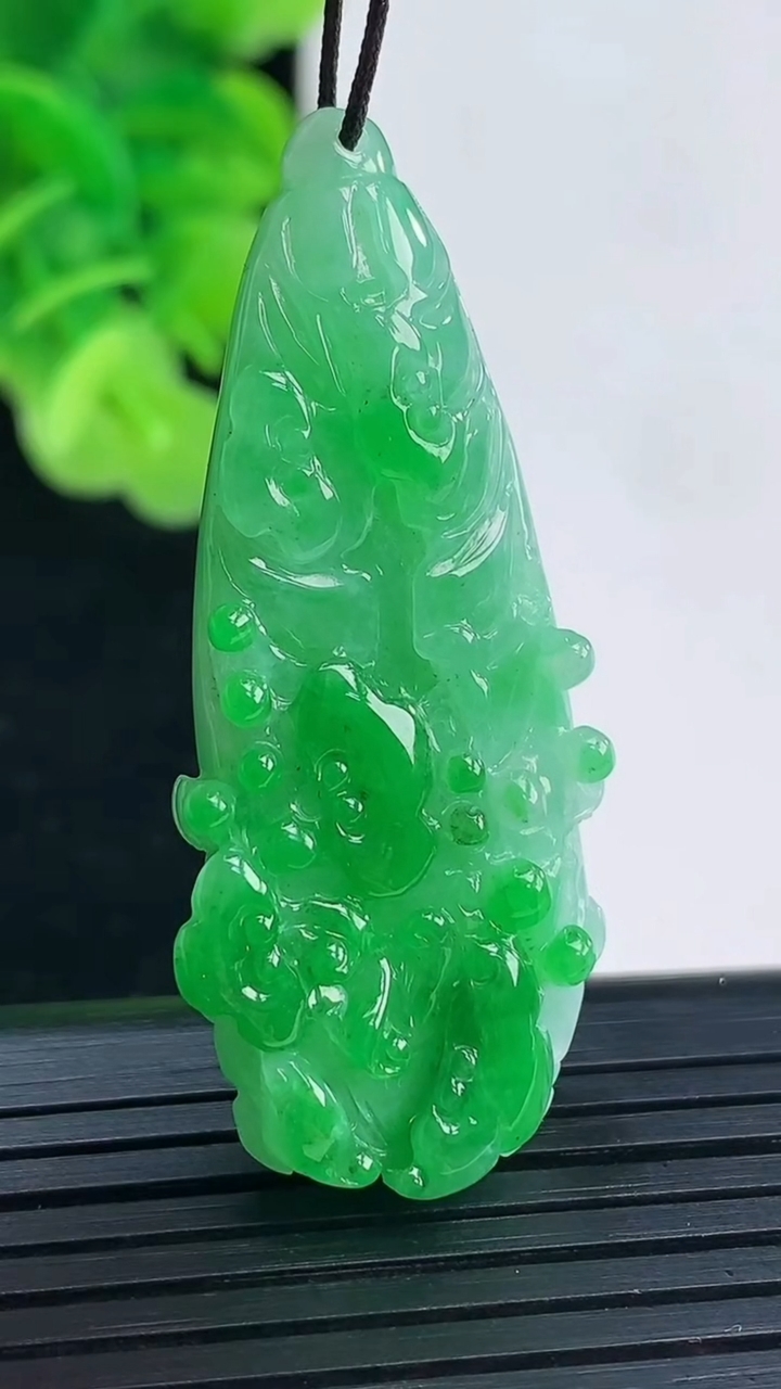 天然A货翡翠白菜吊坠尺寸44.8-20-8.2重量:12.05g
4月19日