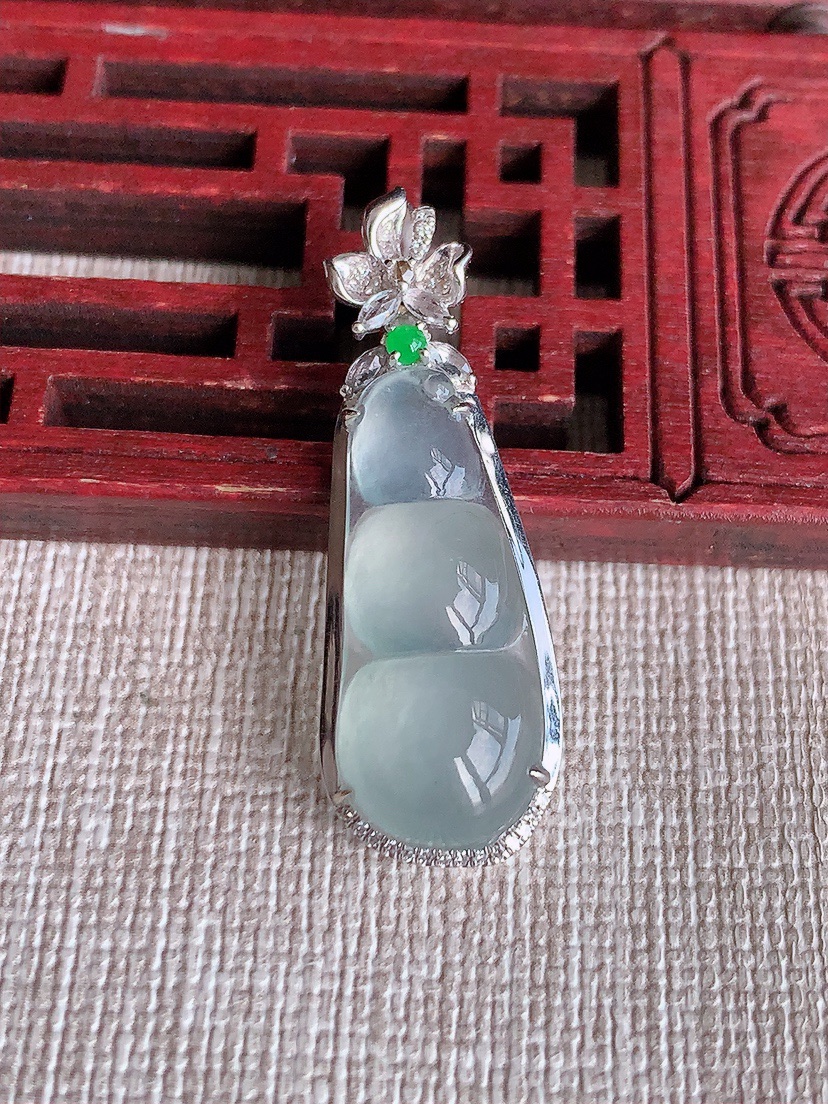 天然A货翡翠18K金伴钻镶嵌晴水四季豆福豆平安豆吊坠 
尺寸34.8-12-7裸石23.5-10.5