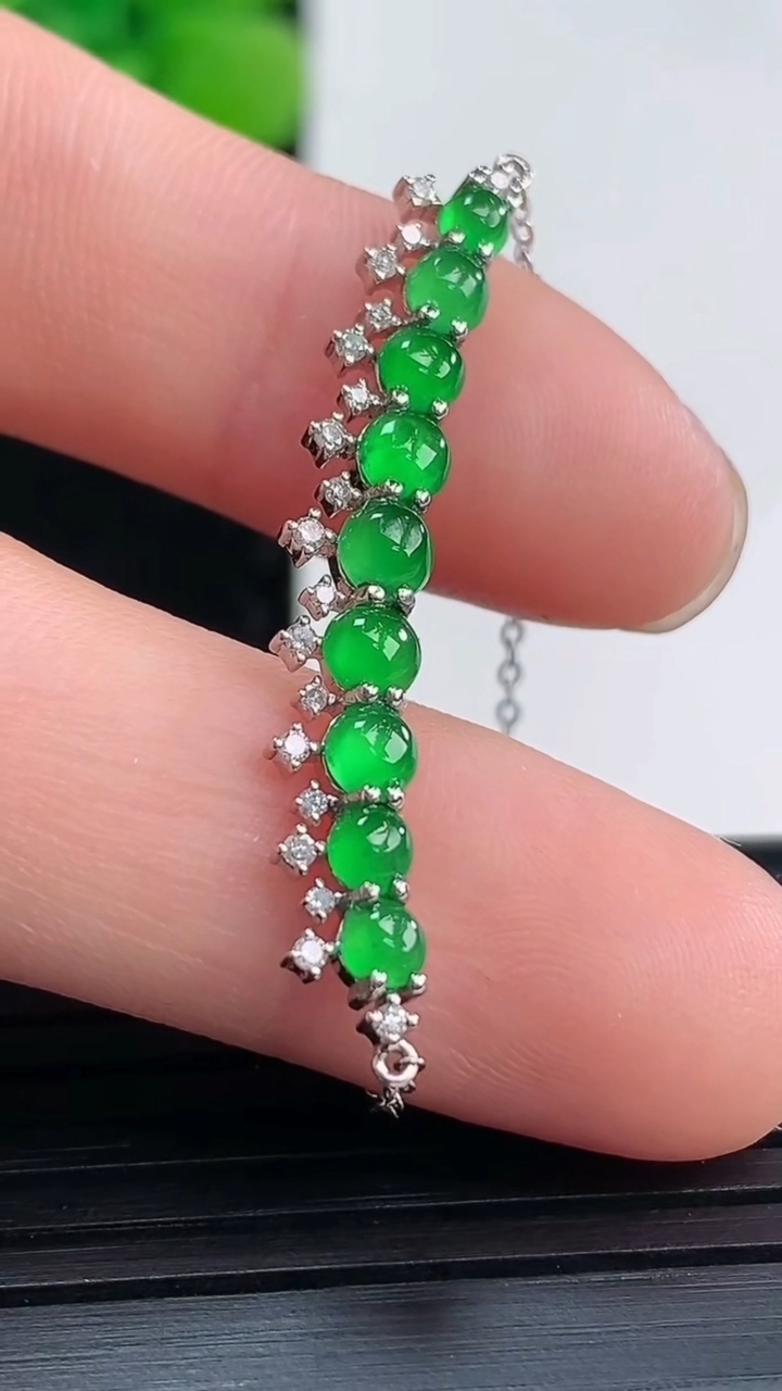 天然A货翡翠蛋面吊坠尺寸5.7-37.4-3.3裸石3.6重量:2.53g
4月19日