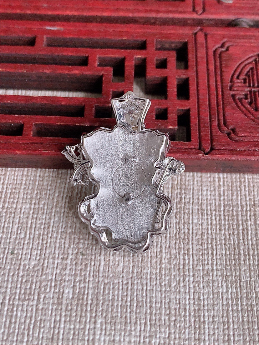 天然A货翡翠18K金伴钻镶嵌白冰白月光天使吊坠 
尺寸29.4-23-6裸石22-16mm 重量4.