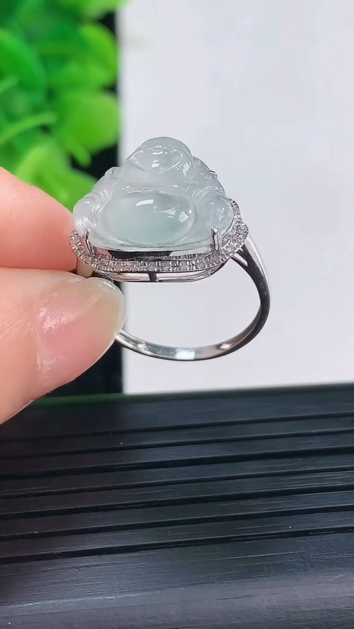 天然A货翡翠种白冰佛公戒指尺寸17.2-14.5-16.5裸石12.7-14.3重量:2.36g2026年4月19日
工厂直销收藏佳品,种好水足，色泽均匀，有种有色，上手高大气！
