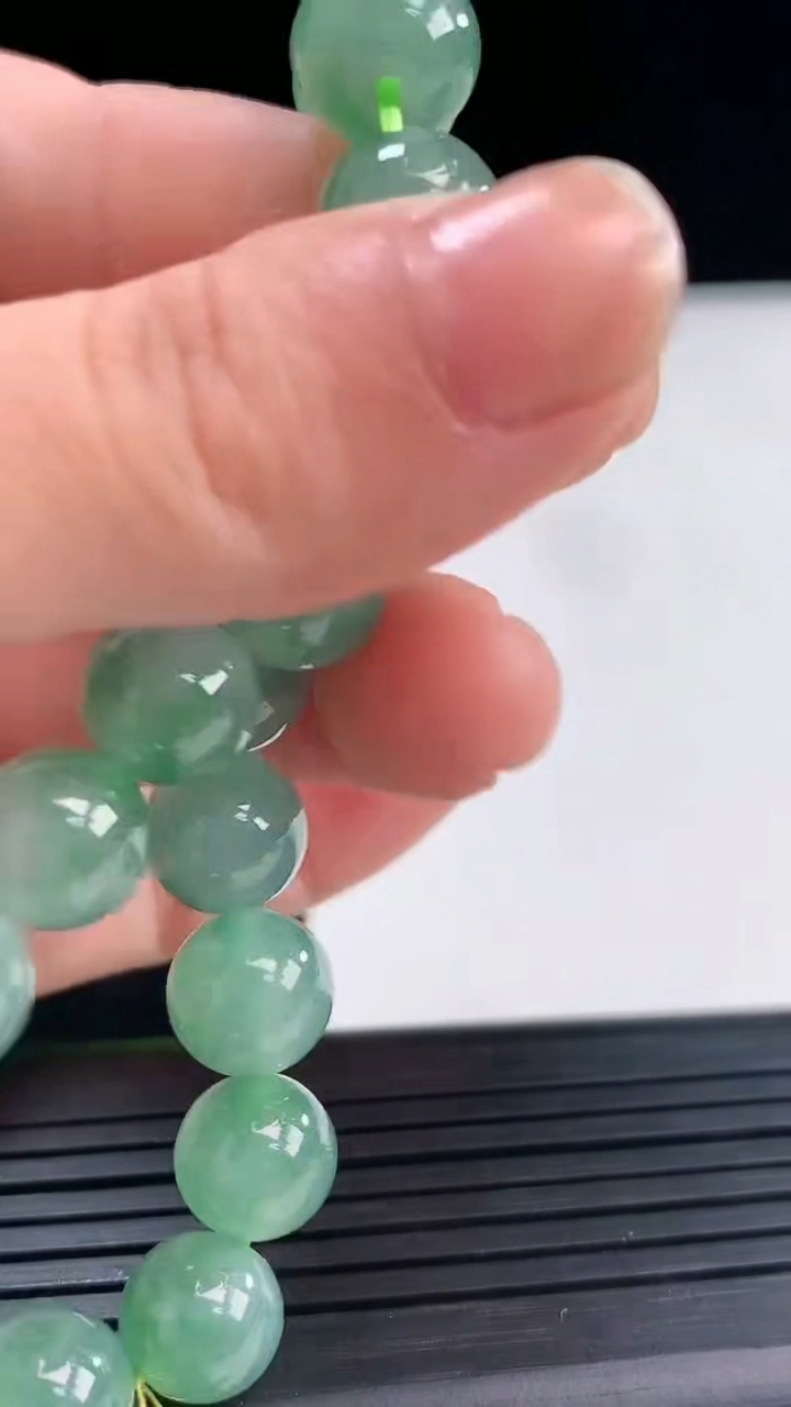 天然A货翡翠圆珠手串尺寸10-19颗重量:30.11g4月19日
工厂直销收藏佳品,种好水足，色泽均匀，有种有色，上手高大气！