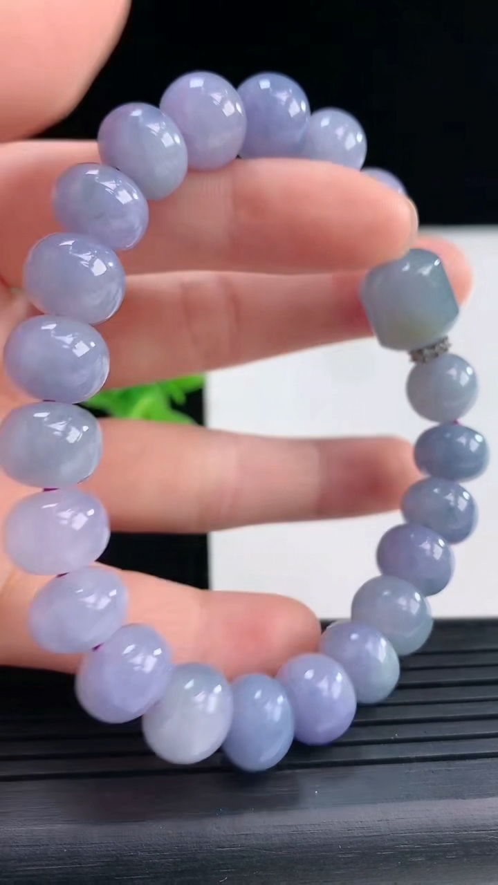 天然A货翡翠紫罗兰算盘珠手串尺寸9.9-8.1-21颗重量:41.00g4月19日
工厂直销收藏佳品,种好水足，色泽均匀，有种有色，上手高大气！