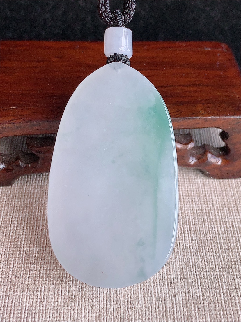 天然A货翡翠飘花自在观音吊坠 
尺寸52.3-31-11.5mm 重量41.58g 0418