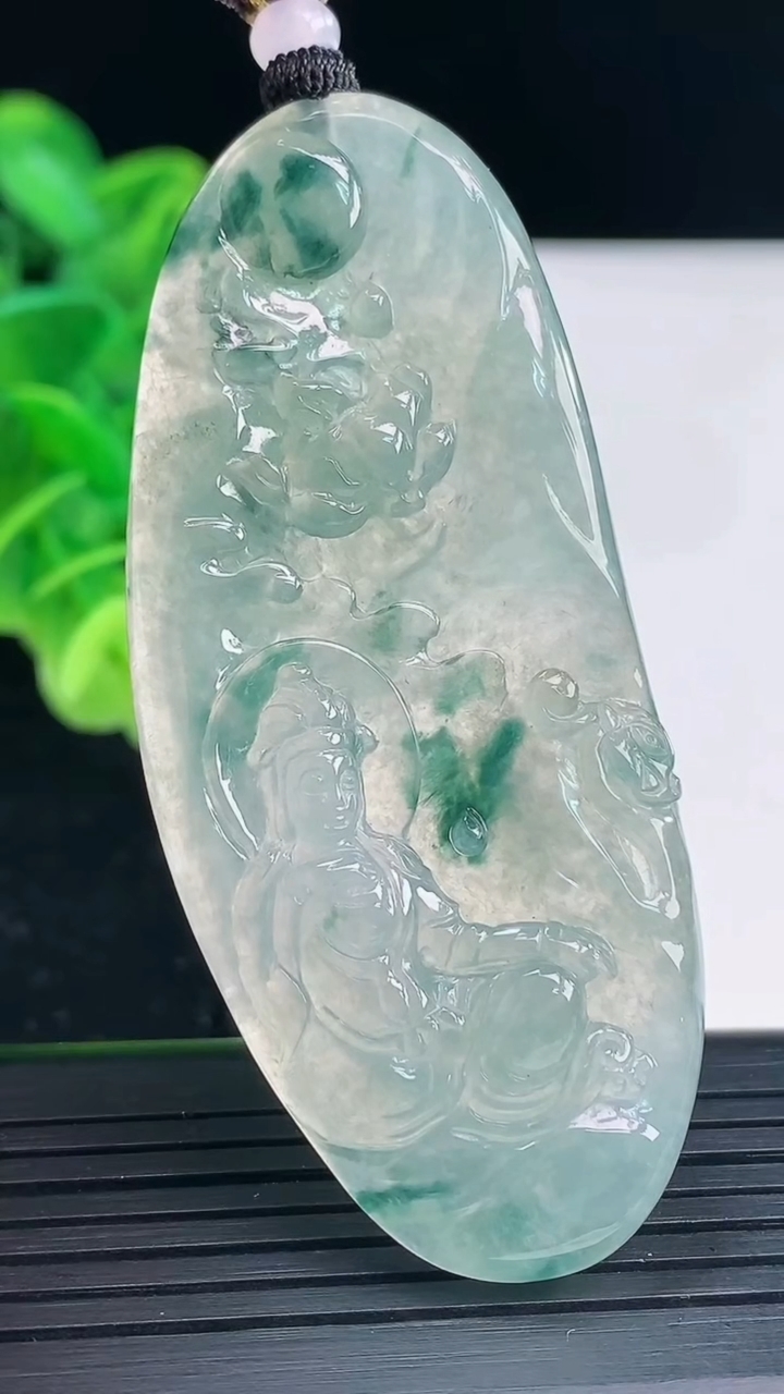 天然A货翡翠冰种飘花观音菩萨吊坠尺寸66.9-28.8-5.6重量:21.75g
4月19日