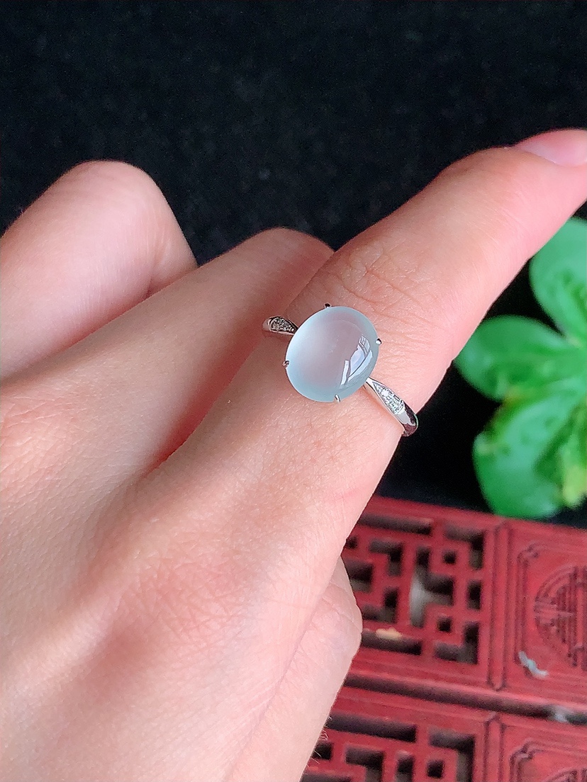 天然A货翡翠18K金镶嵌白冰白月光蛋面戒指 圈口17.5裸石
尺寸9.7-8mm 重量2.03g 0418