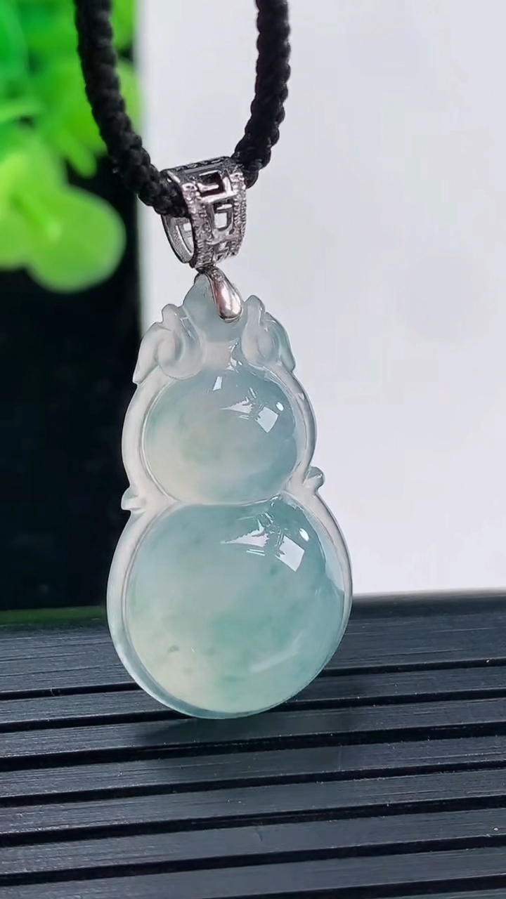 天然A货翡翠种飘花葫芦吊坠尺寸27.2-15.3-6.3重量:4.02g
4月19日