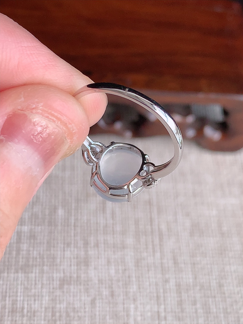 天然A货翡翠18K金镶嵌白冰白月光蛋面戒指 圈口17.7裸石
尺寸10.4-9.3mm 重量2.24g 0418