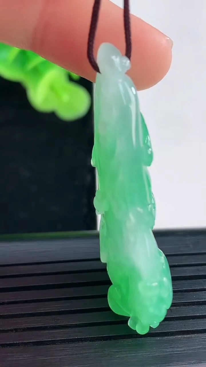 天然A货翡翠白菜吊坠尺寸43.6-23.6-8.6重量:10.99g
4月19日