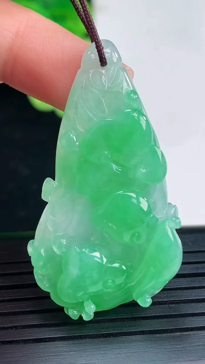 天然A货翡翠白菜吊坠尺寸43.6-23.6-8.6重量:10.99g
4月19日