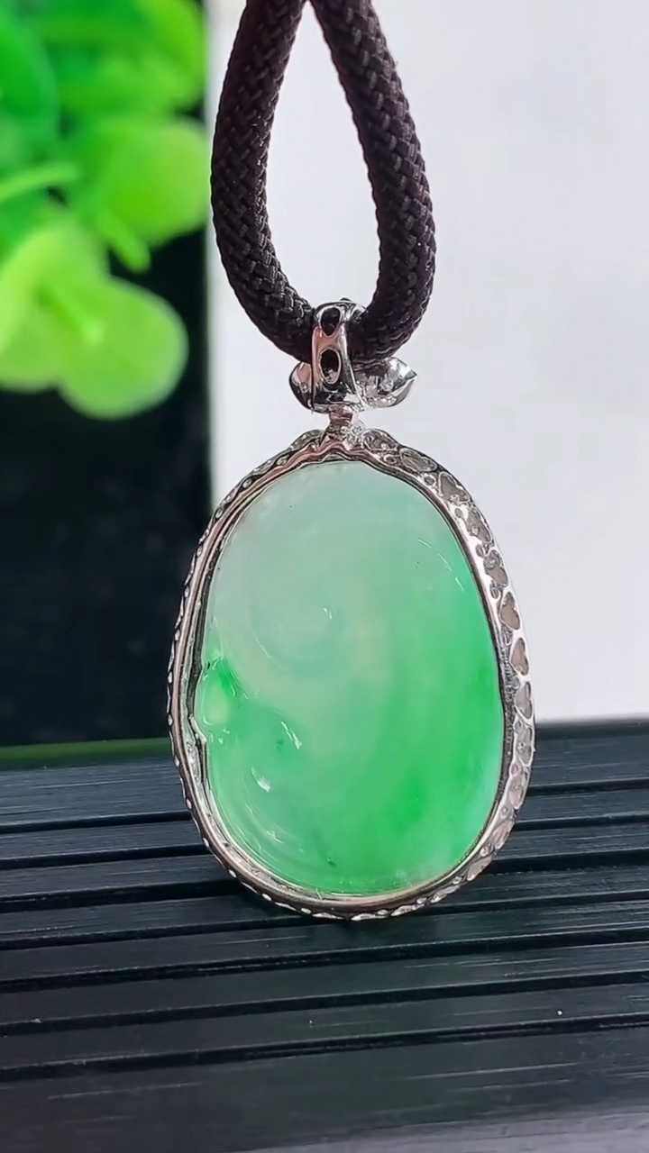 天然A货翡翠如意吊坠尺寸29.8-18.1-6裸石21.4-15.9重量:3.98g
4月19日