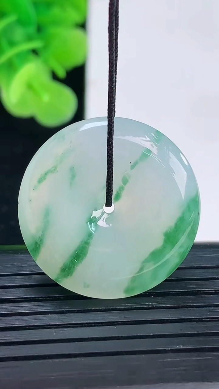 天然A货翡翠冰种飘花平安扣吊坠尺寸25.9-5.8重量:7.94g
4月19日