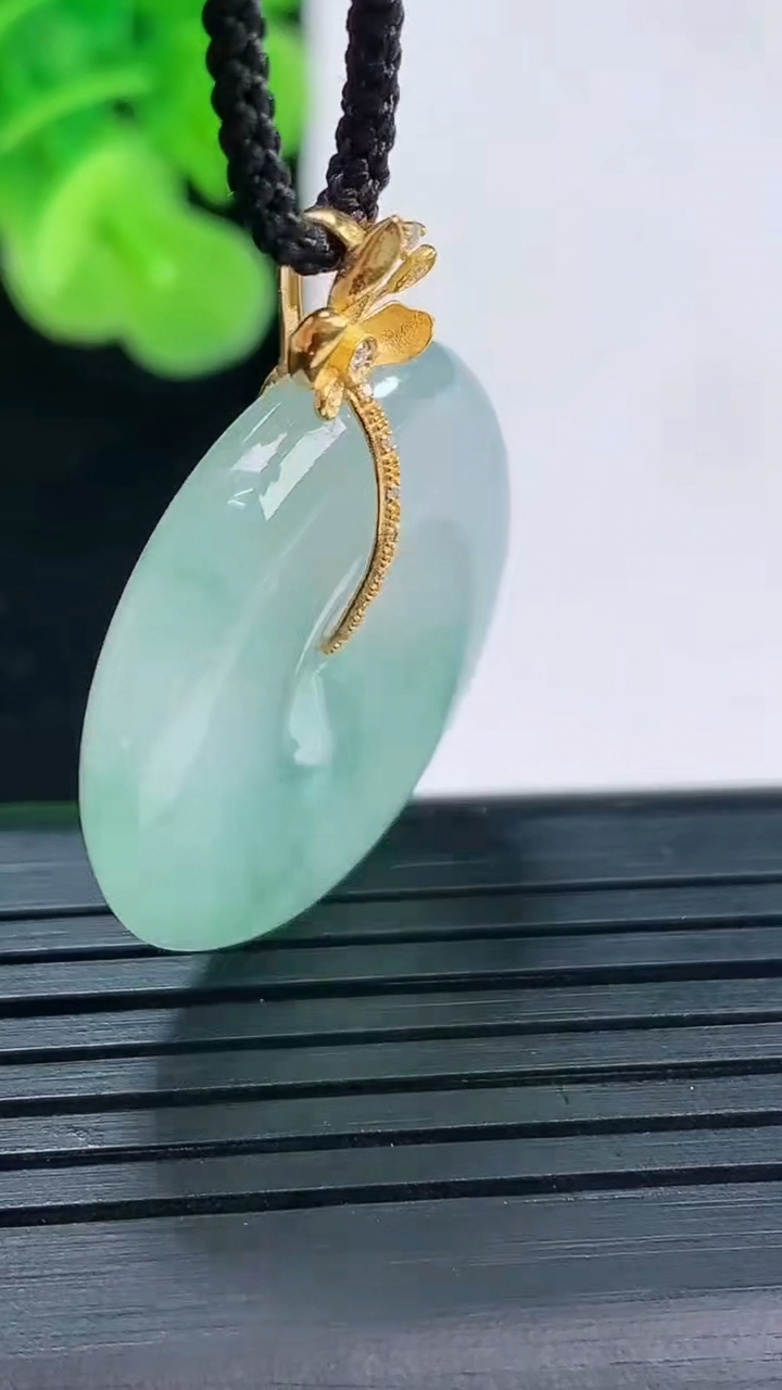 天然A货翡翠种飘花平安扣吊坠尺寸25.8-5.5重量:8.16g
4月19日