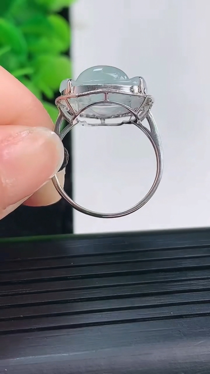 天然A货翡翠种白冰佛公戒指尺寸17.2-14.5-16.5裸石12.7-14.3重量:2.36g2026年4月19日
工厂直销收藏佳品,种好水足，色泽均匀，有种有色，上手高大气！