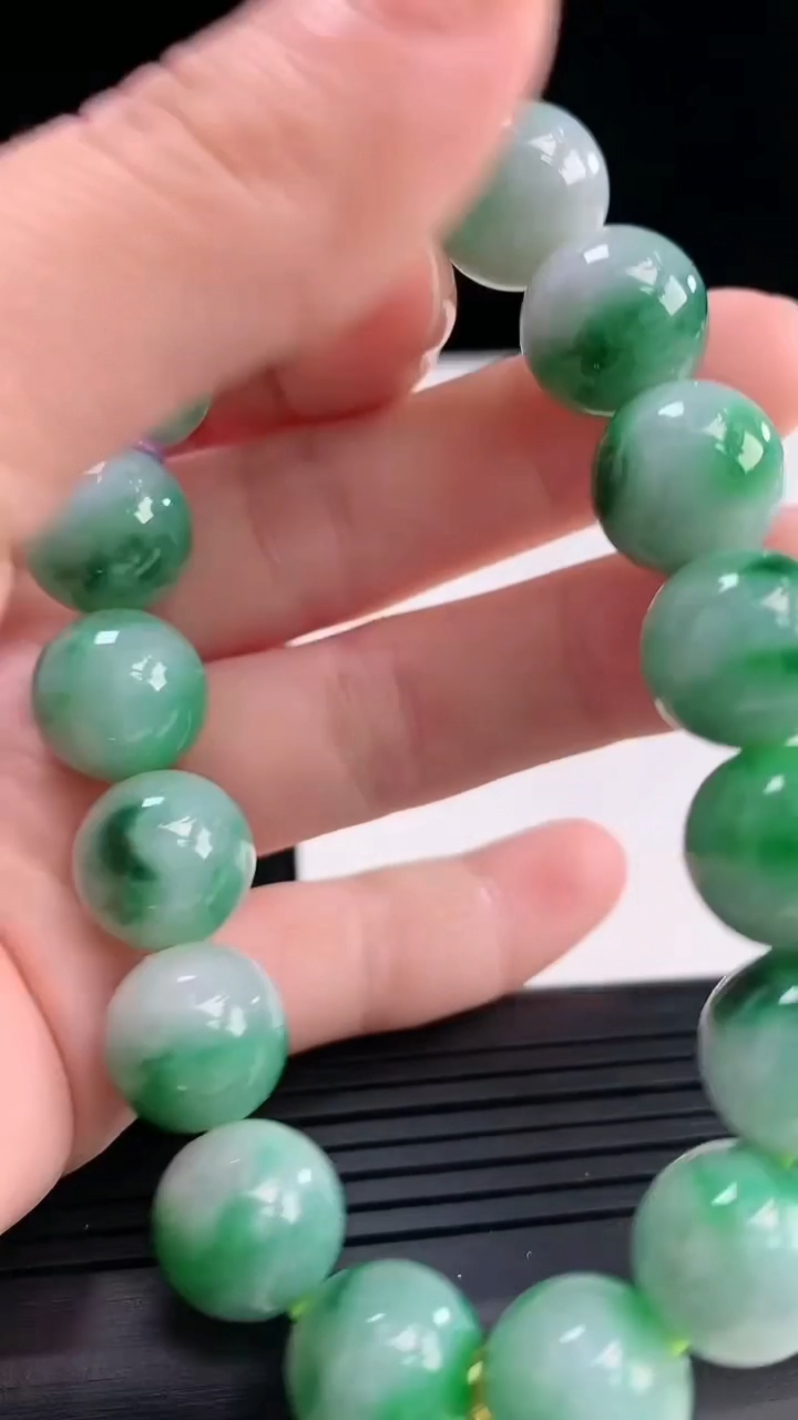 天然A货翡翠圆珠手串尺寸12.1-17颗重量:53.55g4月19日
工厂直销收藏佳品,种好水足，色泽均匀，有种有色，上手高大气！