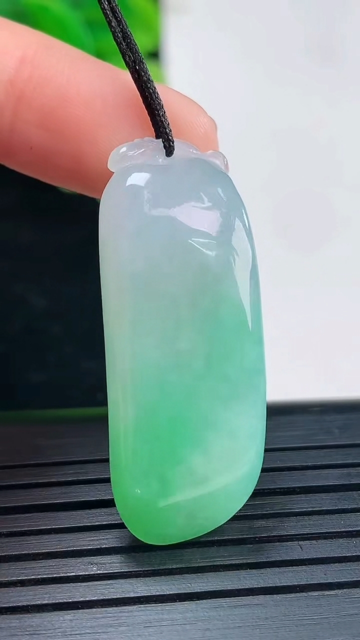 天然A货翡翠福瓜吊坠尺寸36.6-13.4-7.1重量:7.77g
4月19日