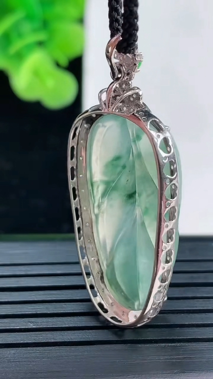 天然A货翡翠种飘花金枝玉叶 叶子吊坠尺寸41.6-18.2-7.2裸石28.8-15.6重量:4.93g
4月19日