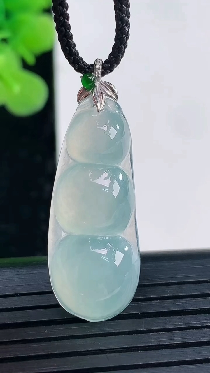 天然A货翡翠福豆吊坠尺寸31.1-12.7-5.2重量:3.48g
4月19日