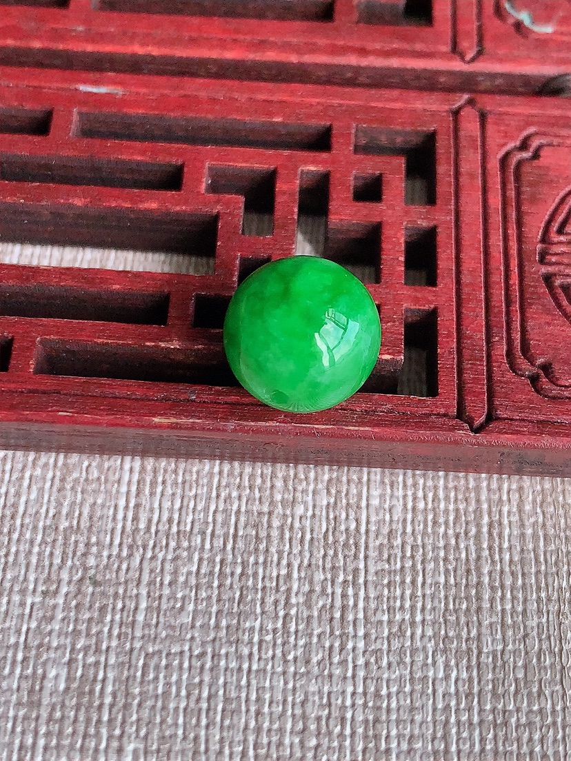 天然A货翡翠满绿阳绿圆珠转运珠吊坠  
尺寸11.3mm 重量2.58g 0418