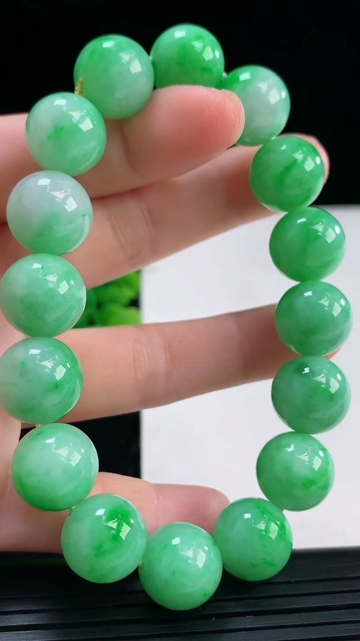 天然A货翡翠圆珠手串尺寸12.4-16颗重量:57.12g4月19日
工厂直销收藏佳品,种好水足，色泽均匀，有种有色，上手高大气！