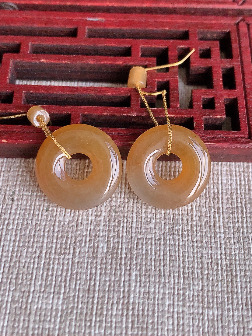 天然A货翡翠18K金镶嵌红翡平安环耳坠 
尺寸15.8-3.2mm 重量3.63g 0418