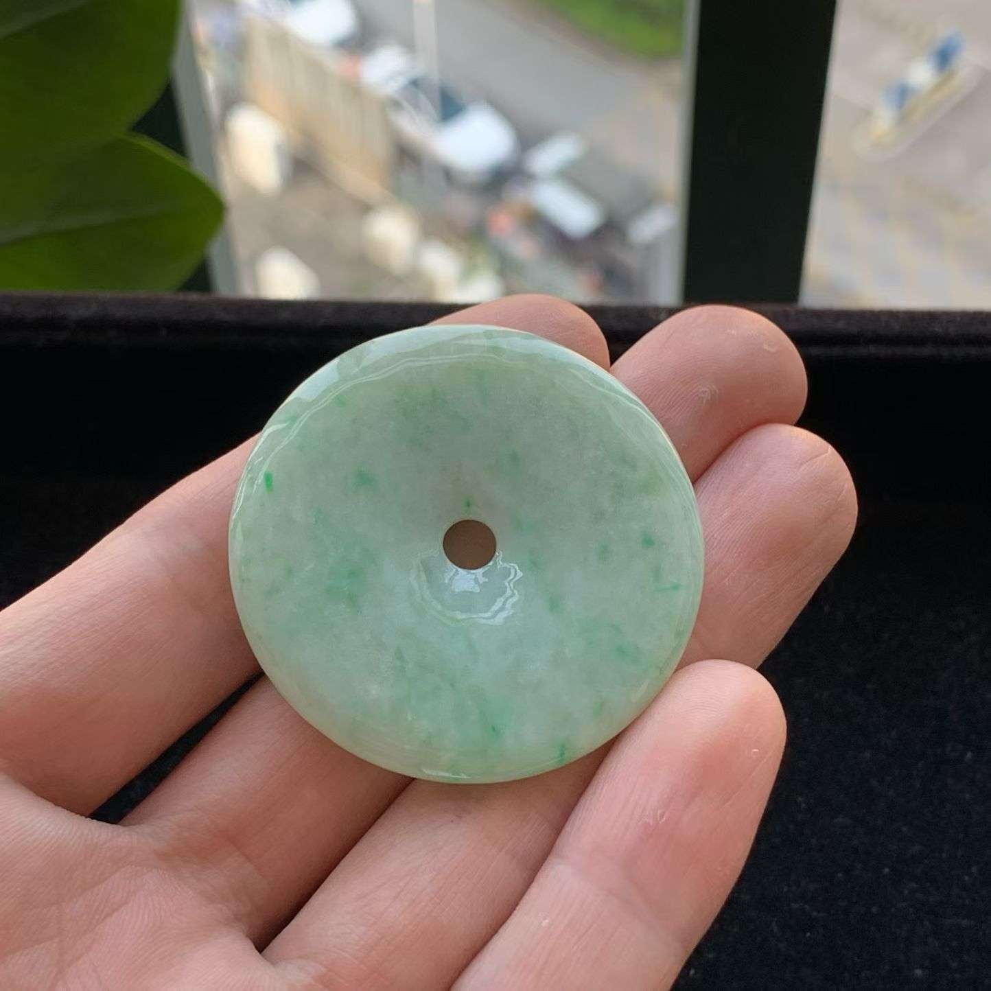 A货天然翡翠冰糯种飘绿平安扣吊坠重量20.69
4月19日