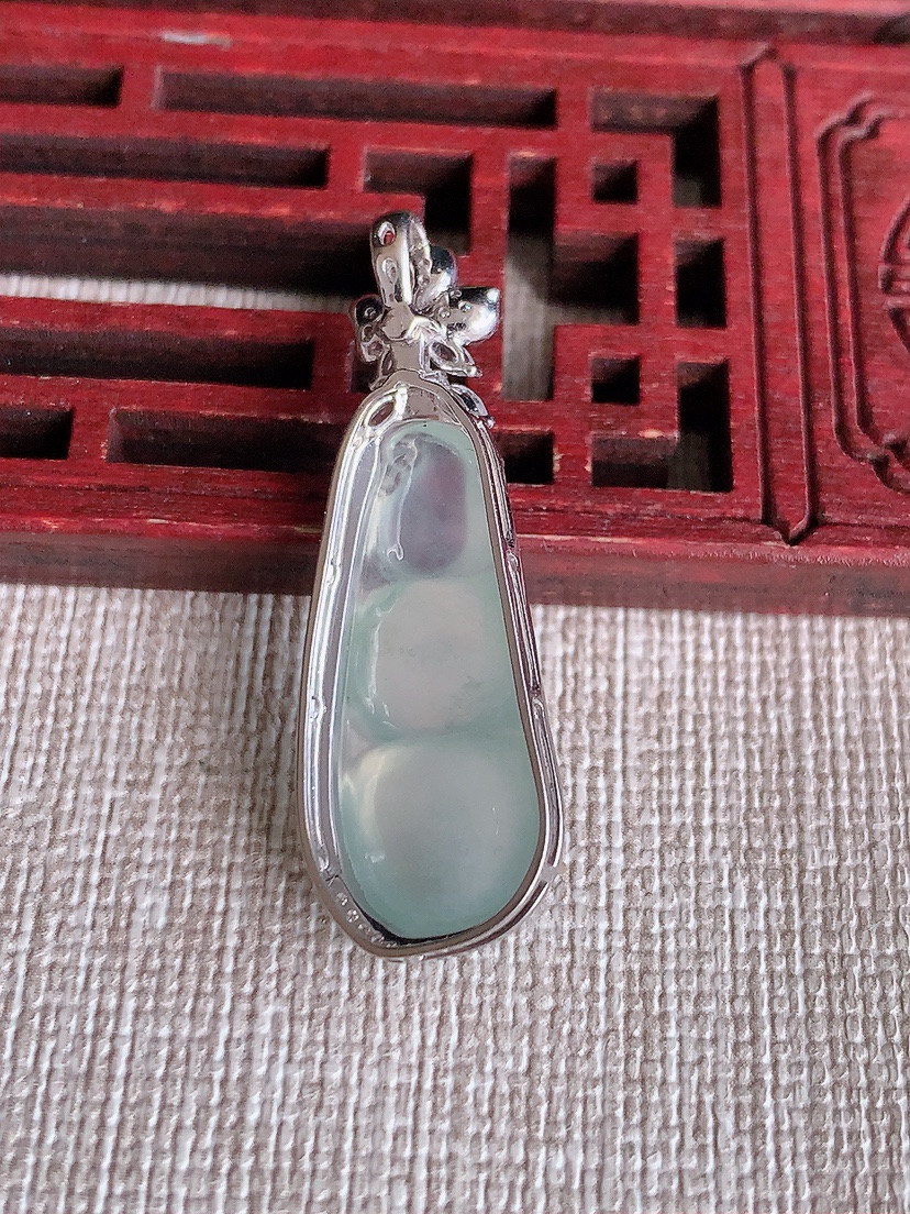 天然A货翡翠18K金伴钻镶嵌晴水四季豆福豆平安豆吊坠 
尺寸34.8-12-7裸石23.5-10.5mm 重量3.50g 0418