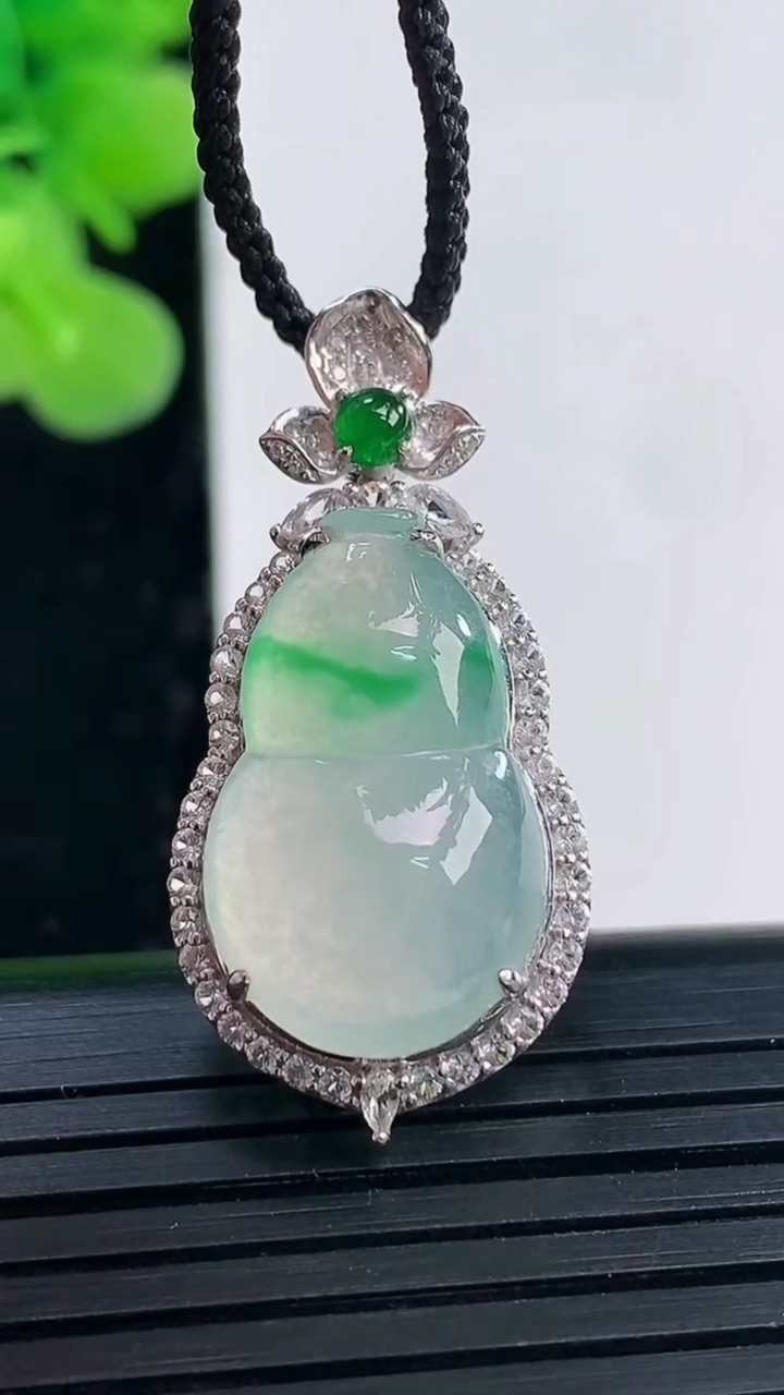 天然A货翡翠葫芦吊坠尺寸33.2-16-10.5裸石20.1-12.6重量:4.96g
4月19日