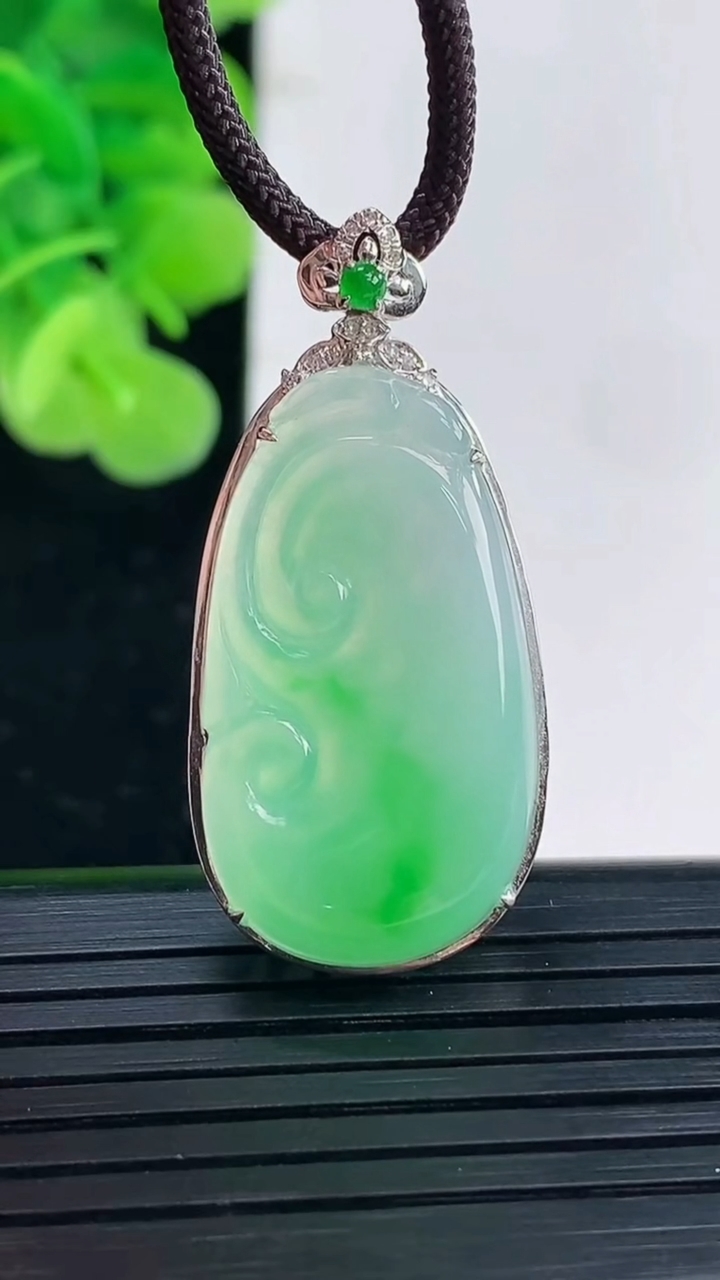 天然A货翡翠如意吊坠尺寸37.2-17.5-6.2裸石28.8-16重量:4.34g
4月19日