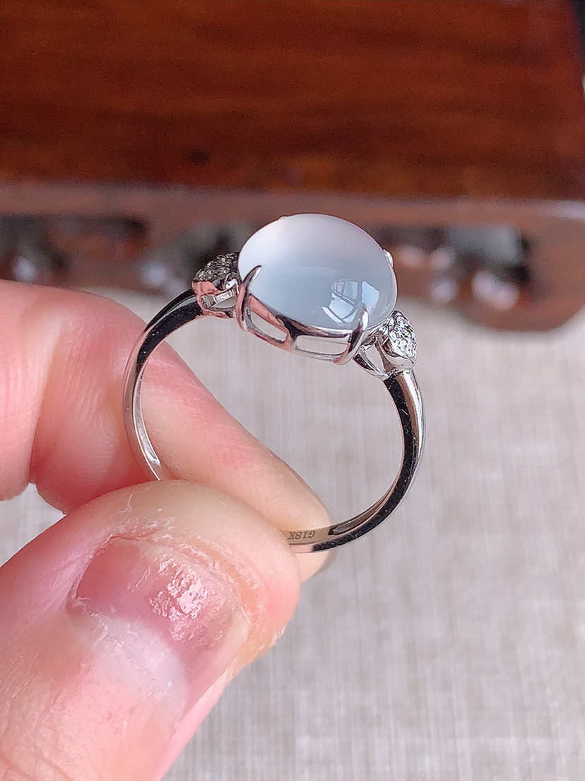 天然A货翡翠18K金镶嵌白冰白月光蛋面戒指 圈口17.7裸石
尺寸10.4-9.3mm 重量2.24