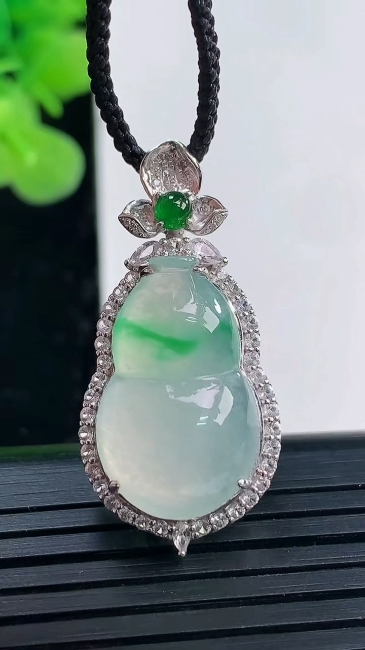 天然A货翡翠葫芦吊坠尺寸33.2-16-10.5裸石20.1-12.6重量:4.96g
4月19日