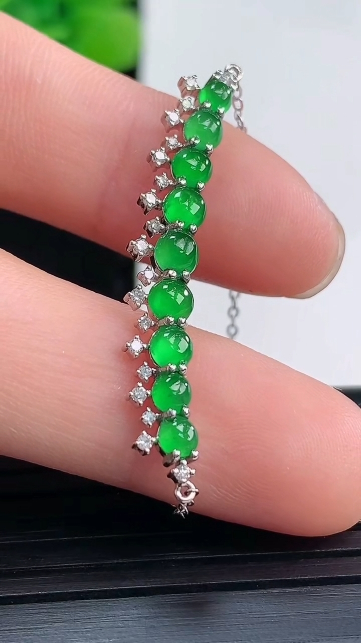 天然A货翡翠蛋面吊坠尺寸5.7-37.4-3.3裸石3.6重量:2.53g
4月19日