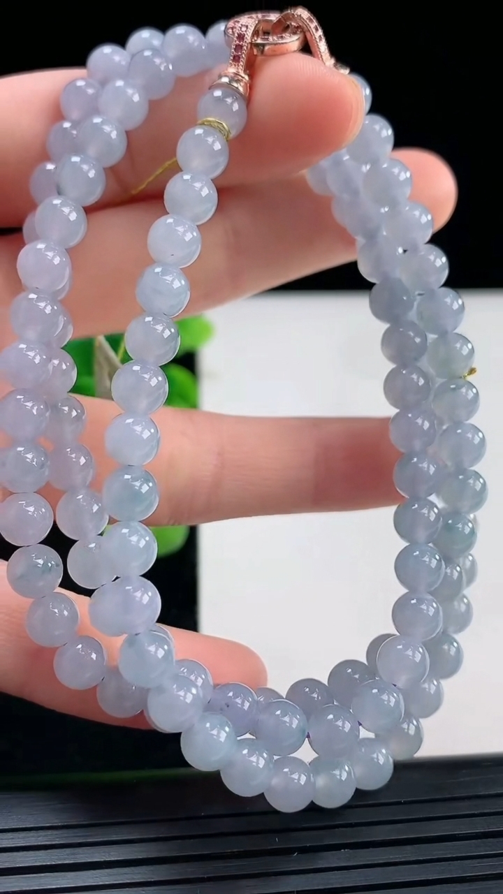 天然A货翡翠紫罗兰圆珠项链尺寸5.8-108颗重量:39.93g4月19日
工厂直销收藏佳品,种好水足，色泽均匀，有种有色，上手高大气！